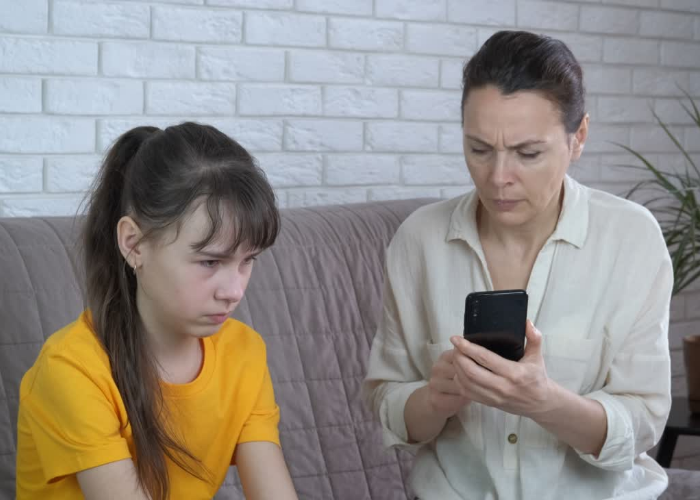 Te belenézel a gyerek telefonjába?