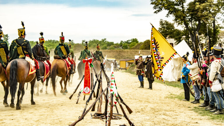Korhű ruhák, életképek, izgalmas csatajelenetek a Monostori erődben