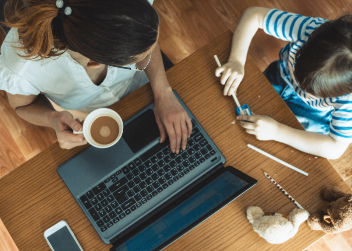 Itt is ott is. Itt se, ott se. Anya újra munkában